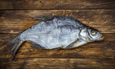 Ahşap bir masada kurutulmuş tuzlu balık çamı, klasik tarzda, üst görünüm.