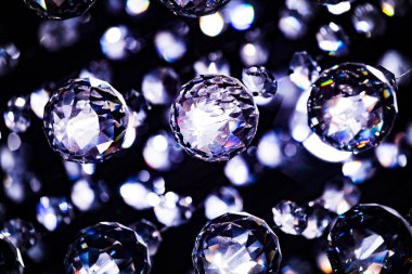 Soyut arkaplan - Noel süslemesi veya kristal avize kolyesi veya siyah üzerine mor mavi renkli toplar.