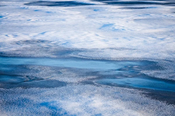 Vinterlandskap Frusen Sjö Solig Dag Snö Och Pölar Det Farligt — Stockfoto