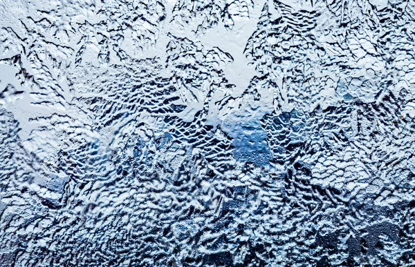 Mroźny Wzór Oknie Zamyka Selektywną Ostrość Ciemnoniebieski Ton Tło Zimowego — Zdjęcie stockowe