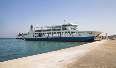 Korfu, Yunanistan - 24 Eylül 2018: Kerkyra limanında yüklemeye hazır büyük mavi deniz feribotu Alkinoos. Deniz trafiği taşımacılığı kavramı.
