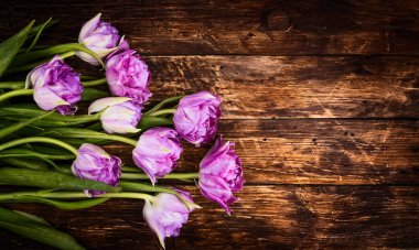 Ahşap yıpranmış eski bir arka planda pembe lale buketi. Bahar çiçekleri. Anneler Günü arkaplanı.