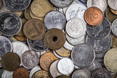 Tüm dünyanın para biriminin çok renkli bozuk paraları üst üste istiflenmiştir. Bankacılık, döviz kurları, küreselleşme, para, zenginlik kavramı