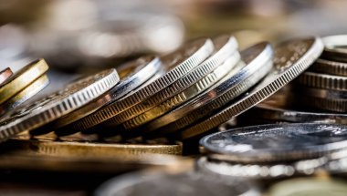 Tüm dünyanın para biriminin çok renkli bozuk paraları üst üste istiflenmiştir. Bankacılık, döviz kurları, küreselleşme, para, zenginlik kavramı