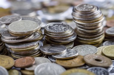 Tüm dünyanın para biriminin çok renkli bozuk paraları üst üste istiflenmiştir. Bankacılık, döviz kurları, küreselleşme, para, zenginlik kavramı