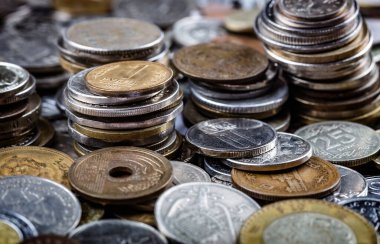 Tüm dünyanın para biriminin çok renkli bozuk paraları üst üste istiflenmiştir. Bankacılık, döviz kurları, küreselleşme, para, zenginlik kavramı