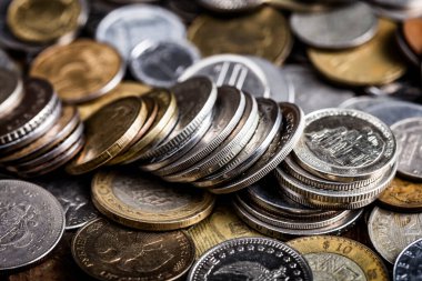 Tüm dünyanın para biriminin çok renkli madeni paraları var. Bankacılık, döviz kurları, küreselleşme, para, zenginlik kavramı