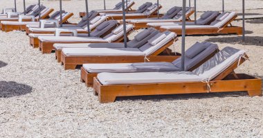 Boş plaj, sazlık plaj şemsiyeleri, sahilde kimse yok. Gezginlerin ve turistlerin olmadığı bir sahil. Coronavirus covid-19 nedeniyle iptaller. Karantina.