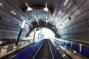 Kudüs, İsrail - 5 Ağustos 2019. Yeni tren istasyonu Kudüs Yitzhak Navon 'un mavi arka ışığına sahip modern yürüyen merdiven, dünyanın en derin ağır tren yolcu istasyonu..