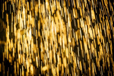 Şiddetli sağanak yağmurun soyut arkaplanı ve yazın güneşin altın ışıklarındaki su damlaları. Taze yağmurlu yaz arkaplanı. Yağmur ve güneş.