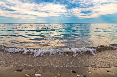 Bulutlu gökyüzü ile tropik plajdan güzel deniz manzarası. Yaz cenneti kumsalı. Tropikal sahil. Deniz tatil köyü.