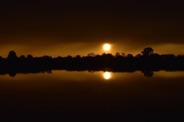 Nehrin üzerinde gün batımı