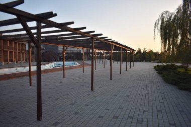 Bahçedeki ahşap köprü