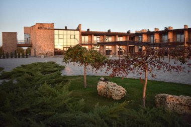 Bahçe bahçesinde altın gün batımı