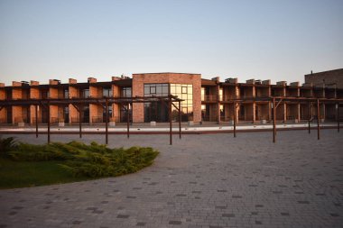 Bahçe bahçesinde altın gün batımı