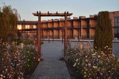 Bahçede gün batımı