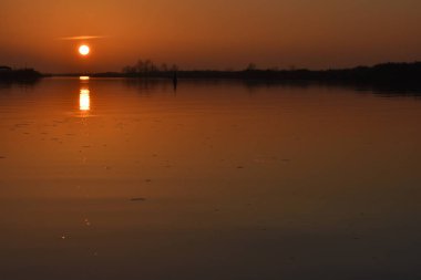 Nehirde gün batımı