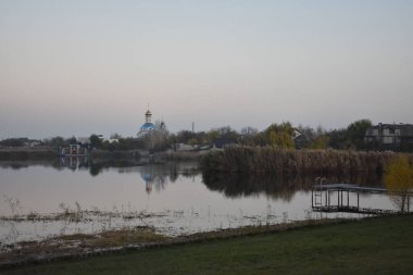 Nehirde gün batımı