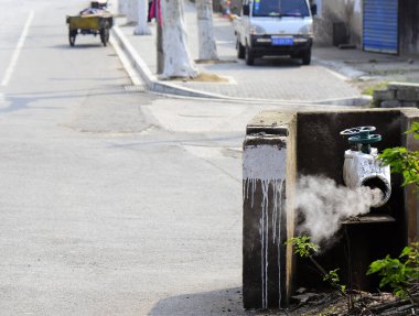 Sokaktaki pipodan duman çıkıyor.