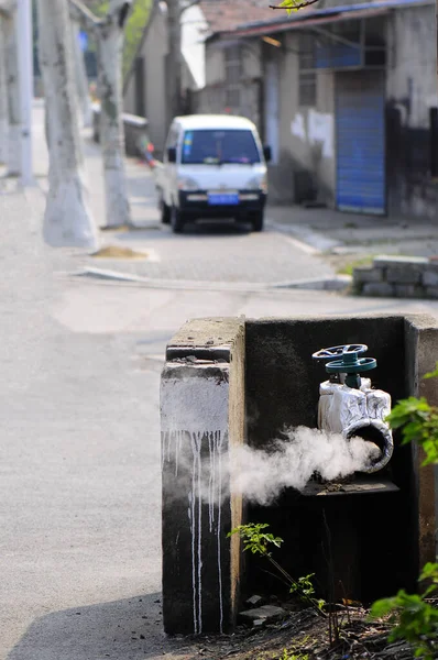 Rauch Aus Pfeife Auf Der Straße — Stockfoto