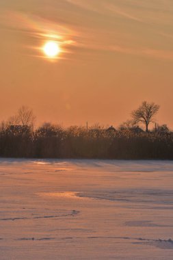 Donmuş nehirde altın gün batımı