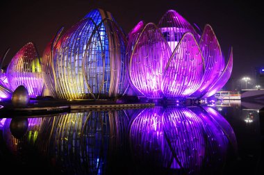 Gölette nilüfer çiçeği anıtı