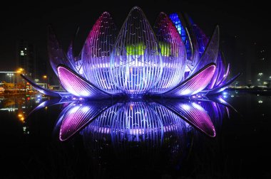 Gölette nilüfer çiçeği anıtı