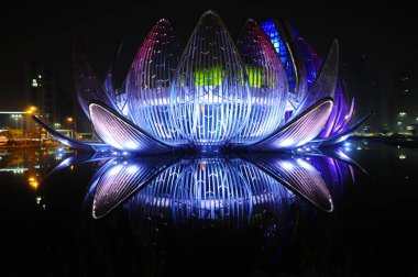 Gölette nilüfer çiçeği anıtı