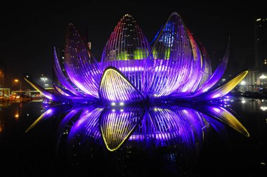 Gölette nilüfer çiçeği anıtı