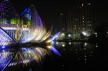 Gölette nilüfer çiçeği anıtı