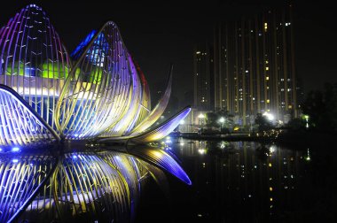 Gölette nilüfer çiçeği anıtı