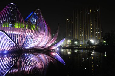 Gölette nilüfer çiçeği anıtı