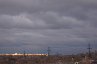 Şehrin üzerinde bulutlar