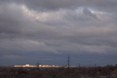 Şehrin üzerinde bulutlar