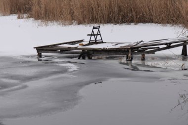 Donmuş nehirdeki köprü