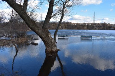 Kümülüs bulutları gölün üzerinde