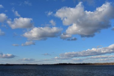 Nehrin üzerinde kümülüs bulutları