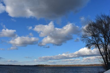 Nehrin üzerinde kümülüs bulutları