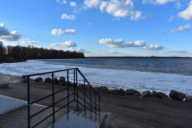 Nehrin üzerinde kümülüs bulutları