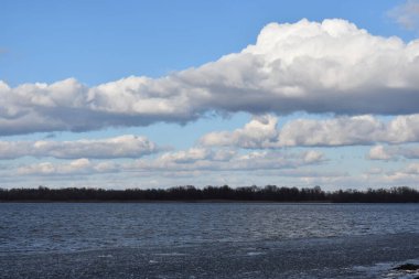 Nehrin üzerinde kümülüs bulutları