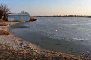 Gün batımında kuru kamışlı manzara