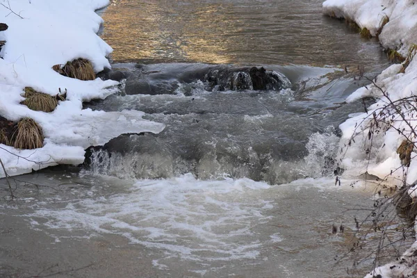 Gebirgsfluss Winter — Stockfoto