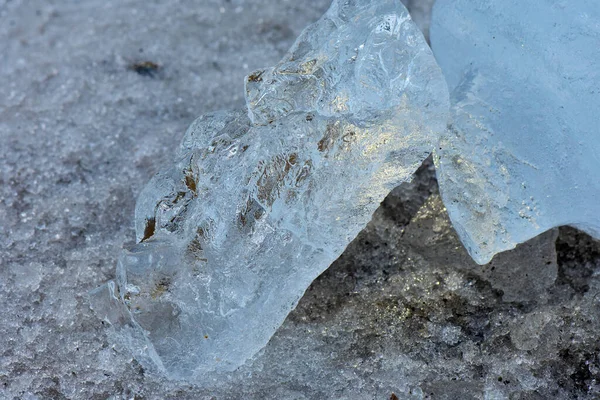 曇りの日の雪の上の氷の石 — ストック写真