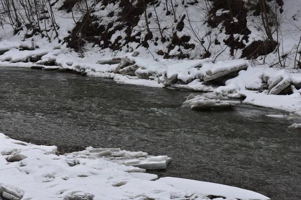 Eis Auf Dem Vom Schnee Begehrten Fluss — Stockfoto