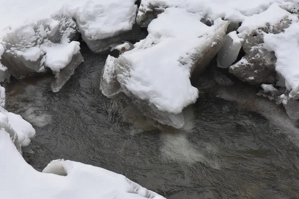 Eis Auf Dem Vom Schnee Begehrten Fluss — Stockfoto