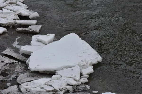 Berge Rostigster Fluss Winter — Stockfoto