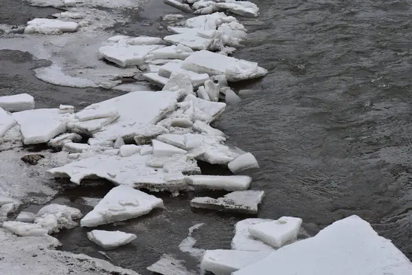 Berge Rostigster Fluss Winter — Stockfoto