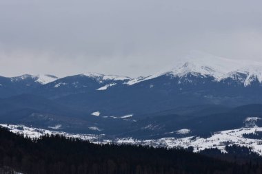 Karla kaplı dağlar bulutlu bir günde