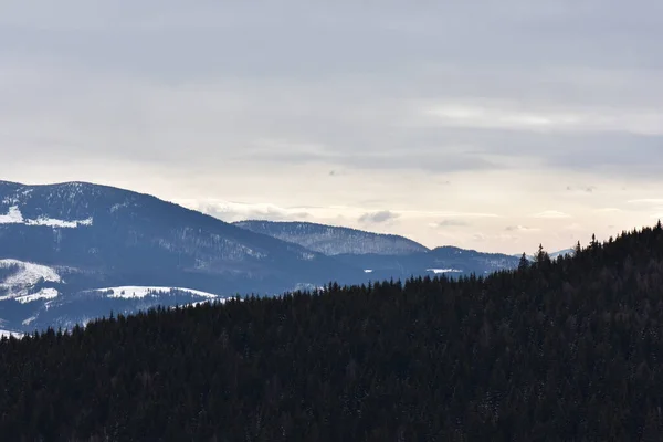 Karla Kaplı Dağlar Bulutlu Bir Günde — Stok fotoğraf