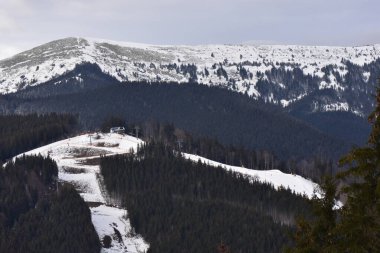 Kışın karla kaplı dağlar